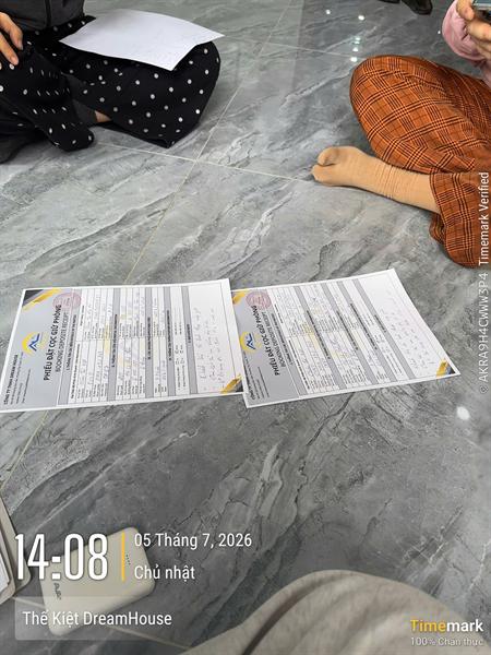2 chị đáng yêu chốt 2 phòng cạnh nhau 